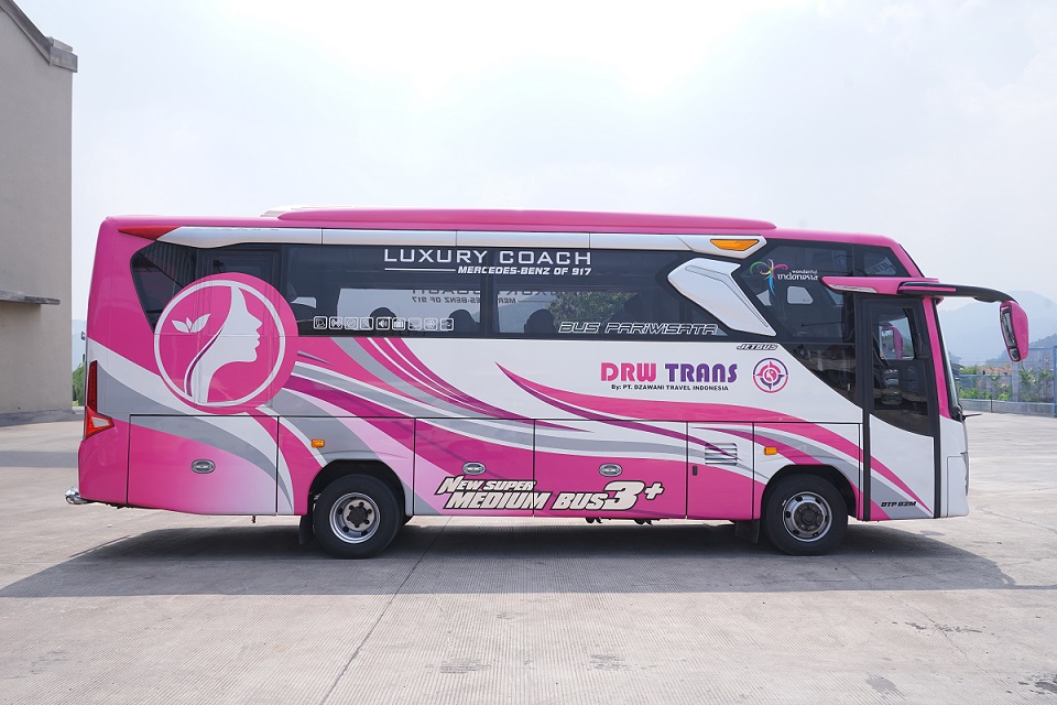 Kapasitas Medium dan Big Bus DRW Trans untuk Opsi Perjalanan Wisata